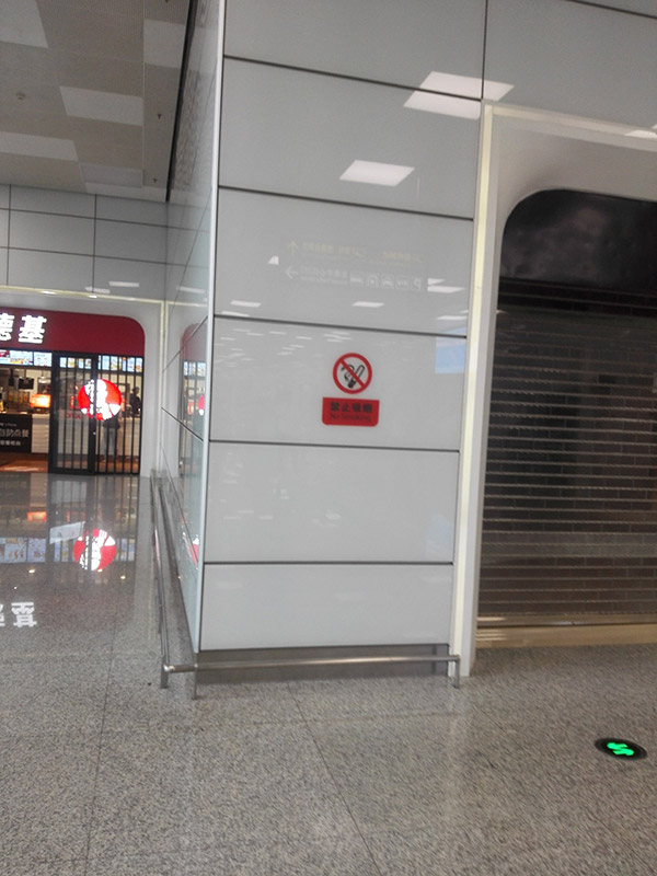 建筑、家具和家電鋼化玻璃油墨在室內(nèi)隔斷上的運用